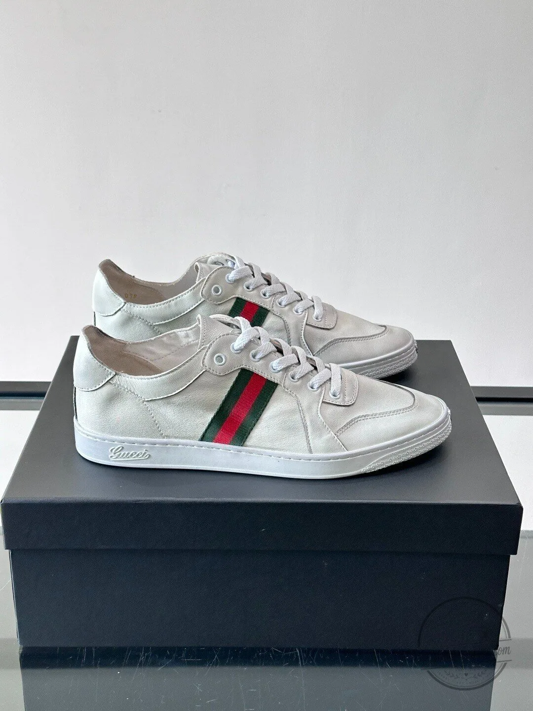 Gucci Low-Top Sneakers in White Leather Featuring Red and Green Web Stripe 5 Gucci Low-Top Sneakers in White Leather Featuring Red and Green Web Stripe