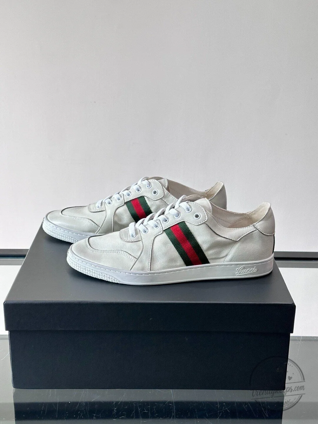 Gucci Low-Top Sneakers in White Leather Featuring Red and Green Web Stripe 6 Gucci Low-Top Sneakers in White Leather Featuring Red and Green Web Stripe