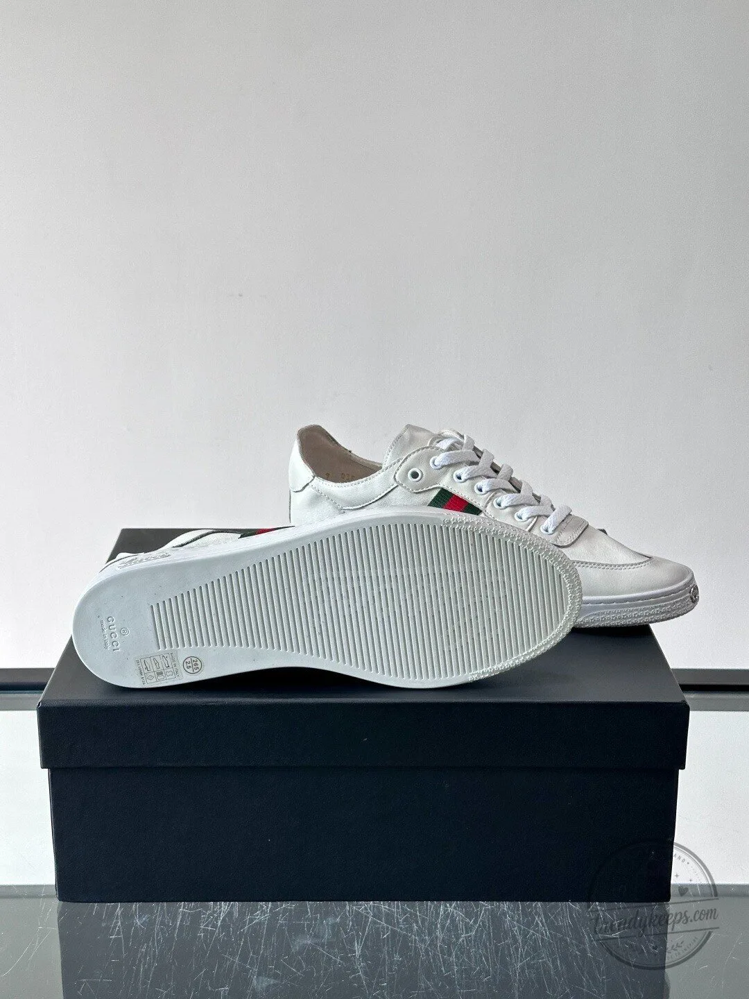 Gucci Low-Top Sneakers in White Leather Featuring Red and Green Web Stripe 9 Gucci Low-Top Sneakers in White Leather Featuring Red and Green Web Stripe
